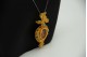 Medalha - relicário em ouro amarelo com relevos ao estilo filigrana