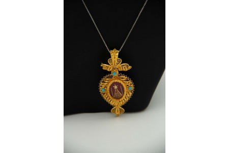 Medalha - relicário em ouro amarelo com relevos ao estilo filigrana
