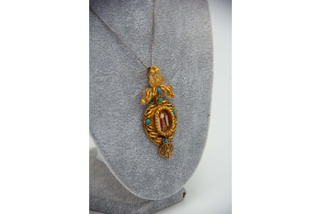 Medalha relicário em ouro amarelo ao estilo filigrana e aplicação de turquezas.