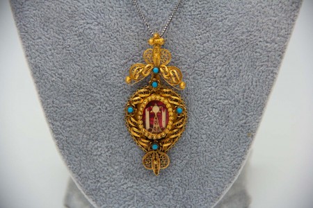 Medalha relicário em ouro amarelo ao estilo filigrana e aplicação de turquezas.