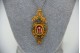 Medalha relicário em ouro amarelo ao estilo filigrana e aplicação de turquezas.