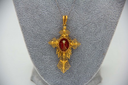 Medalha de médias dimensões em ouro amarelo relevado e trabalhado