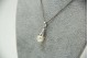 Medalha - pingente em ouro branco em forma de lágrima com pérola de cultura 
