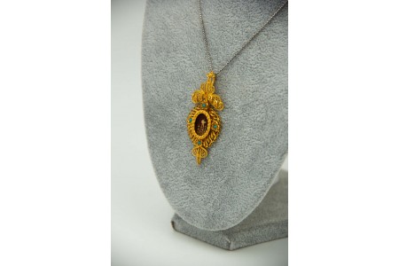 Medalha - relicário em ouro amarelo ao estilo filigrana.