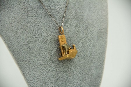 Medalha - Pingente miniatura do Padrão dos Descobrimentos em ouro bicolor