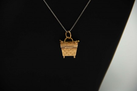 Medalha - Pingente miniatura emm ouro de amarelo de lancheira