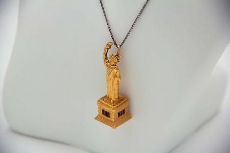 Medalha - Pingente miniatura em ouro amarelo da estátua da liberdade com pedras
