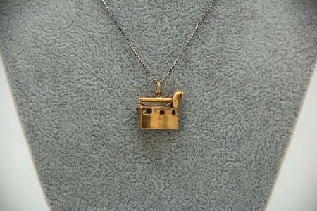 Medalha - Pingente em ouro amarelo de miniatura de ferro de engomar