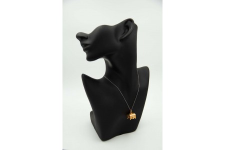Medalha - Pingente em ouro amarelo em forma de arca com abertura