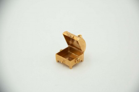 Medalha - Pingente em ouro amarelo em forma de arca com abertura