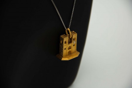 Medalha - Pingente em ouro amarelo de miniatura da Sé de Lisboa