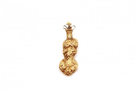 Pendente em ouro de Nossa Senhora pairando sobre nuvens