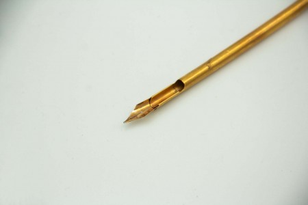 Pena em ouro amarelo relevada em vulto perfeito