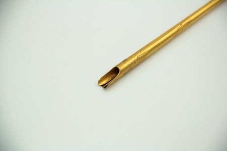 Pena em ouro amarelo para escrita com relevos aplicados