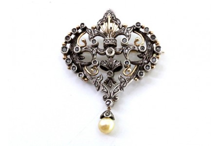 Pregadeira em ouro com lascas de diamantes, pérola de cultura e adaptação 