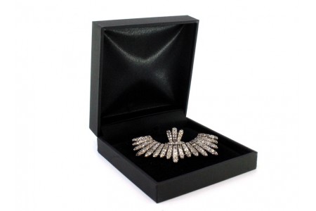 Pregadeira em ouro e prata com espinelas em  forma de talhe brilhante antigo.