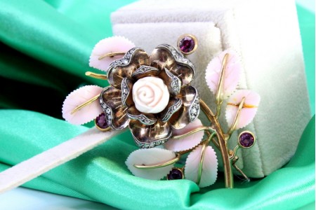 Pregadeira em ouro em forma de ramo de flores em coral, com lascas de diamante 