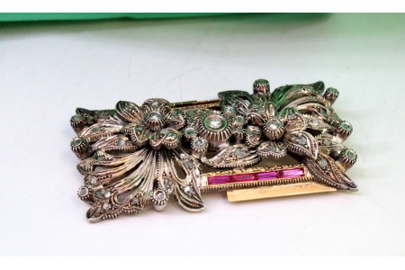 Pregadeira em ouro e prata com diamantes (3) em talhe brilhante, lascas e rubis