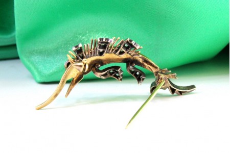 Pregadeira em ouro e prata em forma de espadim com lascas de diamantes e esmalte