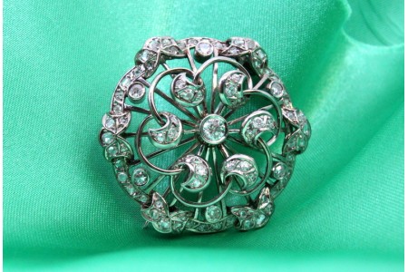 Pregadeira em ouro de formato circular com diamantes (27) em talhe brilhante 