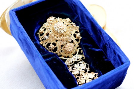 Pregadeira em ouro filigrana com relevos perlado