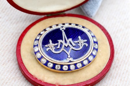 Pregadeira em ouro com diamantes (25) em talhe brilhante antigo