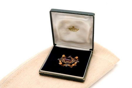 Pregadeira em ouro e aplicações de prata com recortes