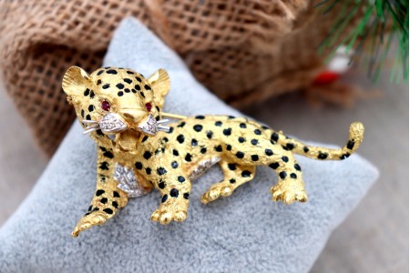 Pregadeira em ouro em forma de tigre profusamente definido, com diamantes (20)