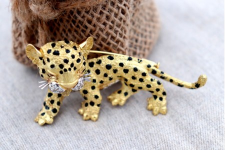 Pregadeira em ouro em forma de tigre profusamente definido, com diamantes (20)