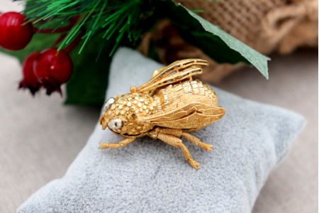 Pregadeira de ouro em forma de abelha