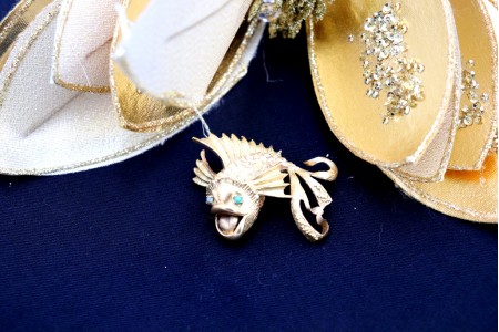 Pregadeira em ouro em forma de peixe