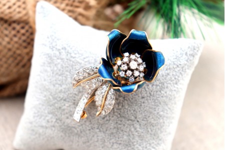 Pregadeira em ouro em forma de flor com diamantes (16) em talhe brilhante 16/16
