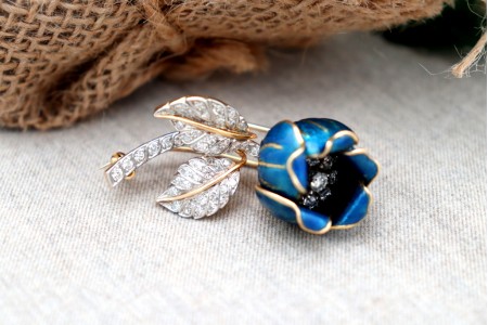 Pregadeira em ouro em forma de flor com diamantes (16) em talhe brilhante 16/16