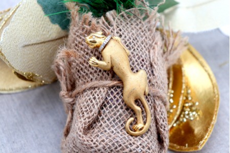 Pregadeira em ouro em forma de leopardo com coleira em diamantes (12) 