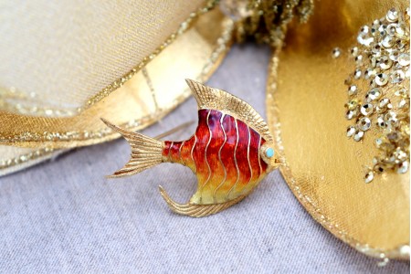 Pregadeira em ouro em forma de peixe esmaltado com relevos
