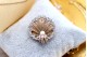 Pregadeira em ouro em forma de concha com lascas de diamantes