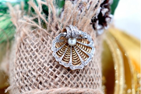 Pregadeira em ouro em forma de concha com lascas de diamantes