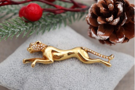 Pregadeira em ouro em forma de chita com diamantes (37) em talhe 8/8