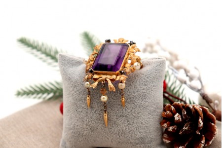 Pregadeira em ouro com pérolas de cultura