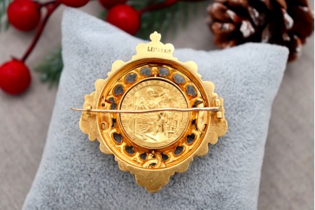 Pregadeira em ouro recortada com centro giratório