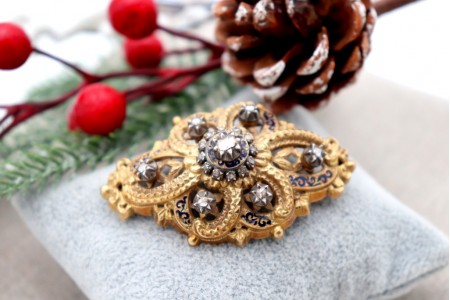 Pregadeira em ouro recortada com diamantes