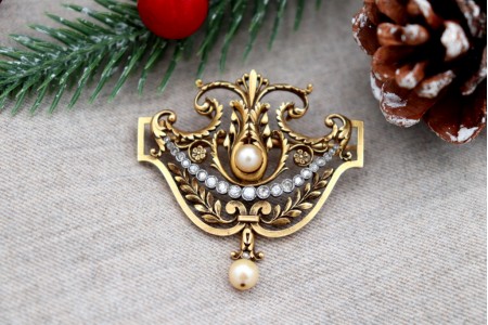  Pregadeira em ouro com relevos e recortes, com diamantes (21) 