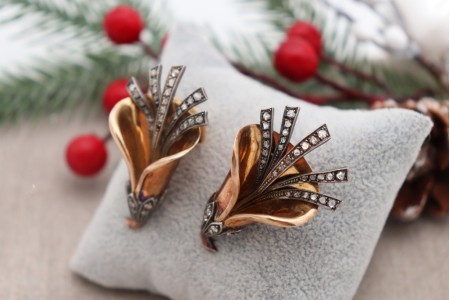 Conjunto de pregadeiras em ouro e prata com lascas de diamantes