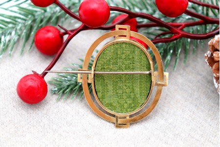 Pregadeira em ouro recortada com aplicações