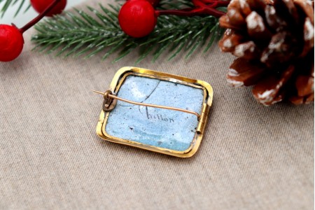 Pregadeira em ouro com pintura sobre esmalte