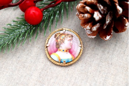 Pregadeira em formato circular em ouro cordeado na envolvência e dama antiga 