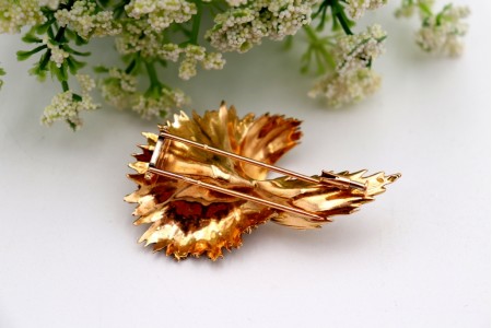 Pregadeira em ouro com diamantes (15) em talhe brilhante