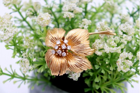 Pregadeira em ouro em forma de flor com (8) diamantes