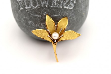 Pregadeira em ouro em forma de flor