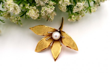 Pregadeira em ouro em forma de flor
